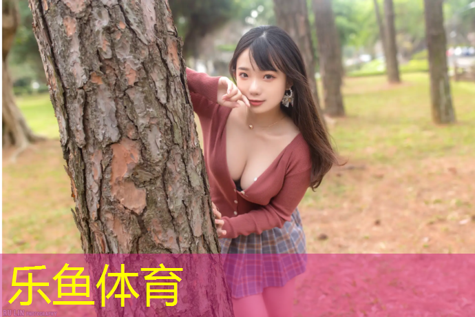 一个男子躲在体操垫里面